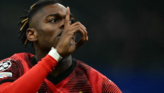 TOPSHOT - AC Milan's Portuguese forward #10 Rafael Leao celebrates after scoring the team's first goal during the UEFA Champions League 1st round group F football match between AC Milan and Paris Saint-Germain at the San Siro stadium in Milan on November 7, 2023. (Photo by GABRIEL BOUYS / AFP)