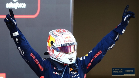 Verstappen esulta con una tuta Sparco