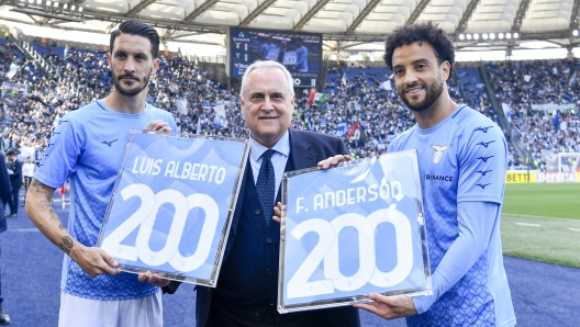 Foto Fabrizio Corradetti/LaPresse 22 Aprile 2023 Roma, Italia - SS Lazio vs Torino FC- Campionato italiano di calcio Serie A TIM 2022/2023 - Stadio Olimpico. Nella foto: Claudio Lotito premia Luis Alberto (SS Lazio) Felipe Anderson (SS Lazio) per le 200 presenze con la maglia della Lazio

April 22, 2023 Rome, Italy - SS Lazio vs Torino FC - Italian Serie A Football Championship 2022/2023 - Olympic Stadium. In the photo: