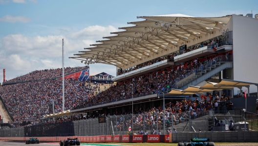 AUSTIN, TEXAS - OCTOBER 22: Lance Stroll of Canada driving the (18) Aston Martin AMR23 Mercedes chases Logan Sargeant of United States driving the (2) Williams FW45 Mercedes on track during the F1 Grand Prix of United States at Circuit of The Americas on October 22, 2023 in Austin, Texas.   Chris Graythen/Getty Images/AFP (Photo by Chris Graythen / GETTY IMAGES NORTH AMERICA / Getty Images via AFP)