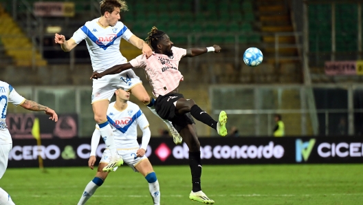 Foto Giovanni Isolino/LaPresse 08 November 2023 Palermo, Italia - sport, calcio - Palermo vs Brescia - Campionato di calcio Serie B 2023/2024 - Stadio Renzo Barbera. Nella foto: Massimiliano Mangraviti - Mamadou Coulibaly -   November 08, 2023 Palermo, Italy - sport, soccer - Palermo vs Brescia - Italian Football Championship League B 2023/2024 - Renzo Barbera stadium. In the pic:Massimiliano Mangraviti  - Mamadou Coulibaly -