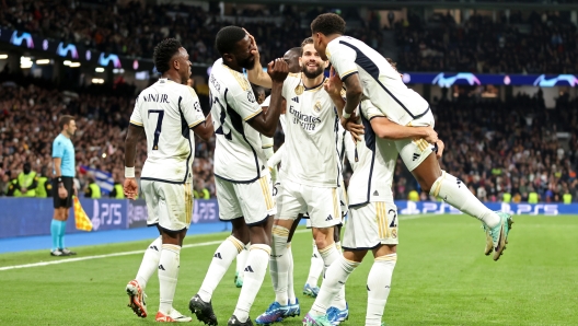 MADRID, SPAIN - NOVEMBER 08: Rodrygo of Real Madrid (R) celebrates after scoring the team's third goal with teammates during the UEFA Champions League match between Real Madrid and SC Braga at Estadio Santiago Bernabeu on November 08, 2023 in Madrid, Spain. (Photo by Florencia Tan Jun/Getty Images)