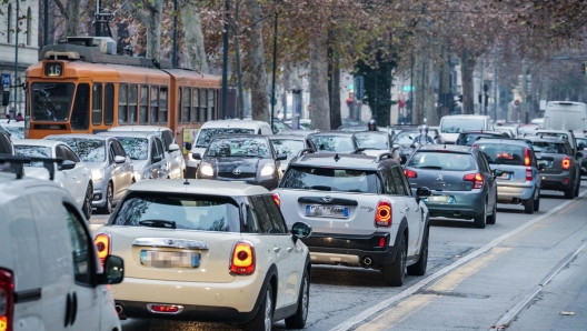 Traffico e ingorghi in centro per lo shopping natalizio. Torino 23 dicembre 2020 ANSA/TINO ROMANO