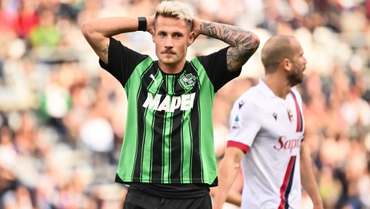 Foto Massimo Paolone/LaPresse 28 Ottobre 2023 - Reggio Emilia, Italia - sport, calcio - Sassuolo vs Bologna - Campionato italiano di calcio Serie A TIM 2023/2024 - Stadio Mapei Città del Tricolore. Nella foto: Andrea Pinamonti (US Sassuolo) si dispera  October 28, 2023 Reggio Emilia, Italy - sport, calcio - Sassuolo vs Bologna - Italian Serie A Football Championship 2023/2024 - Mapei Stadium. In the pic: Andrea Pinamonti (US Sassuolo) is desperates