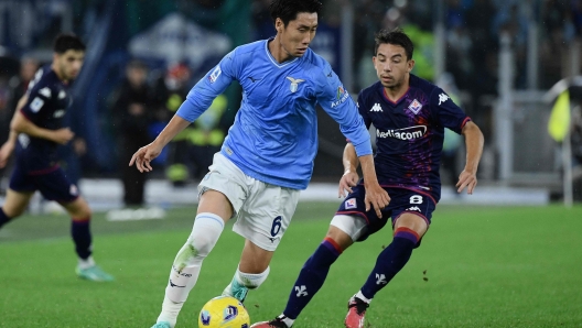 Lazio's Japanese midfielder #06 Daichi Kamada fights for the ball with Fiorentina's French midfielder #08 Maxime Lopez during the Italian Serie A football match between Lazio and Fiorentina at the Olympic stadium in Rome, on October 30, 2023. (Photo by Filippo MONTEFORTE / AFP)