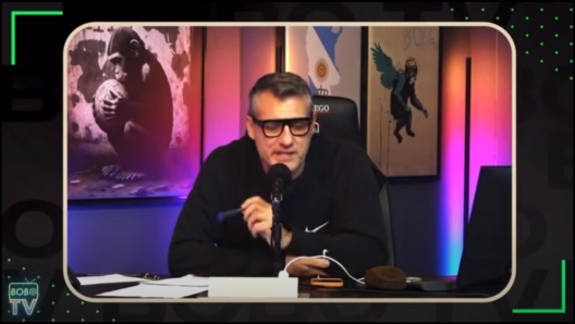 Il fermo immagine mostra Christian Vieri durante l'annuncio alla Bobo Tv. 'Volevo comunicarvi che da stasera ci sono solo io alla Bobo tv. Ringrazio Lele, Antonio e Nicola per la loro presenza e la loro collaborazione avuta fino ad oggi'. Così, in apertura della sua ultima diretta su Twitch, ieri sera Christian Vieri ha annunciato l'interruzione della collaborazione con gli ex calciatori Lele Adani, Antonio Cassano e Nicola Ventola nell'ambito della Bobo tv, la trasmissione nata durante la pandemia sui social e arrivata fino alla Rai. FERMO IMMAGINE YOUTUBE +++ ATTENZIONE LA FOTO NON PUO' ESSERE PUBBLICATA O RIPRODOTTA SENZA L'AUTORIZZAZIONE DELLA FONTE DI ORIGINE CUI SI RINVIA+++ NPK +++