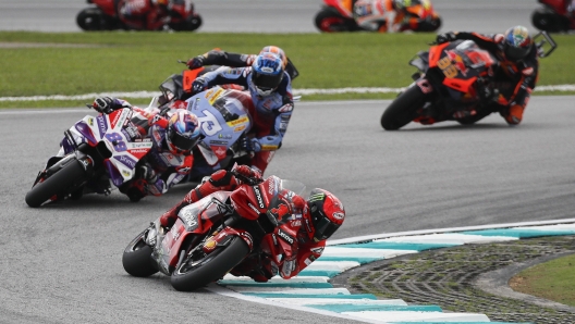 epa10969328 Italian MotoGP rider Francesco Bagnaia (front) of Ducati Lenovo Team leads the pack during the Tissot Sprint race of the Malaysia Motorcycling Grand Prix 2023 in Petronas Sepang International Circuit, in Sepang, Malaysia, 11 November 2023.  EPA/FAZRY ISMAIL