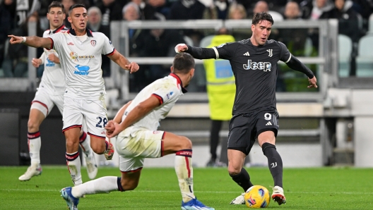 TURIN, ITALY - NOVEMBER 11: Dusan Vlahovic of Juventus controls the ball during the Serie A TIM match between Juventus and Cagliari Calcio at Allianz Stadium on November 11, 2023 in Turin, Italy. (Photo by Chris Ricco - Juventus FC/Juventus FC via Getty Images)