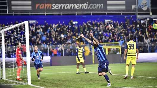 Foto Alberto Mariani LaPresse 12 Novembre 2023 - Lecco, Italia - sport, calcio - Lecco -Parma - Campionato italiano di calcio Serie BKT 2023/2024 - Stadio Rigamonti-Ceppi. Nella foto: gol di Franco Lepore Parma - Italian Serie BKT Football Championship 2023/2024 - Rigamonti-Ceppi Stadium. In the pic: gol di Franco Lepore