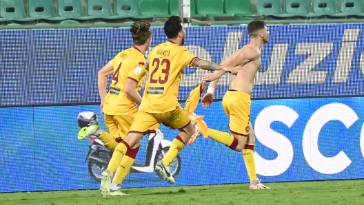 Foto Giovanni Isolino/LaPresse 12 November 2023 Palermo, Italia - sport, calcio - Palermo vs Cittadella - Campionato di calcio Serie B 2023/2024 - Stadio Renzo Barbera. Nella foto: esultanza Pandolfi Luca dopo il gol 1-0  November 12, 2023 Palermo, Italy - sport, soccer - Palermo vs Cittadella - Italian Football Championship League B 2023/2024 - Renzo Barbera stadium. In the pic:celebrates after scoring the 1-0 goal  Pandolfi Luca