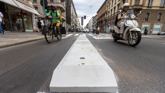 Foto Stefano Porta/LaPresse 29-06-2023 Milano, Italia - Cronaca - Il primo tratto della ciclabile in Corso Buenos Aires realizzato stanotte con il nuovo cordolo di protezione per i ciclisti  June 29, 2023 Milan, Italy - News - The first section of the cycle path in Corso Buenos Aires built tonight with the new protective curb for cyclists - Foto Stefano Porta/LaPresse  29-06-2023 Milano, Italia - Cronaca - Il primo tratto della ciclabile in Corso Buenos Aires realizzato stanotte con il nuovo cordolo di protezione per i ciclisti - fotografo: Foto Stefano Porta/LaPresse