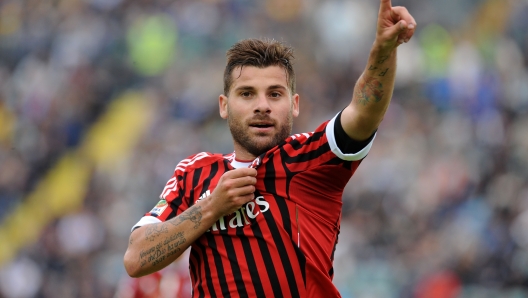 AC Milan's Antonio Nocerino celebrates scoring the third goal during their Seria A football match AC Siena vs AC Milan at Montepaschi Arena stadium in Siena on April 29, 2012. AFP PHOTO / ALBERTO LINGRIA