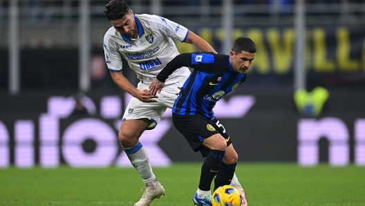 MILAN, ITALY - NOVEMBER 12: Stefano Sensi of FC Internazionale, in action, is challenged by Riccardo Marchizza of Frosinone Calcio during the Serie A TIM match between FC Internazionale and Frosinone Calcio at Stadio Giuseppe Meazza on November 12, 2023 in Milan, Italy. (Photo by Mattia Ozbot - Inter/Inter via Getty Images)