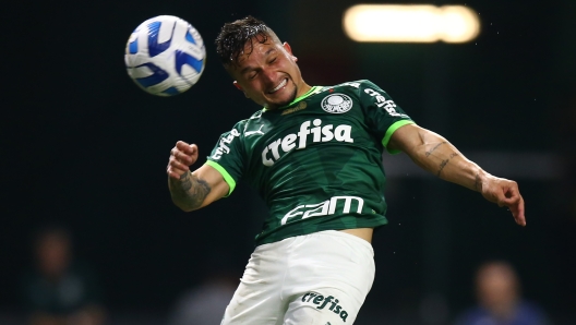 SAO PAULO, BRAZIL - OCTOBER 05: Artur of Palmeiras jumps for the ball during the Copa CONMEBOL Libertadores 2023 semi-final second leg match between Palmeiras and Boca Juniors at Allianz Parque on October 05, 2023 in Sao Paulo, Brazil. (Photo by Alexandre Schneider/Getty Images)