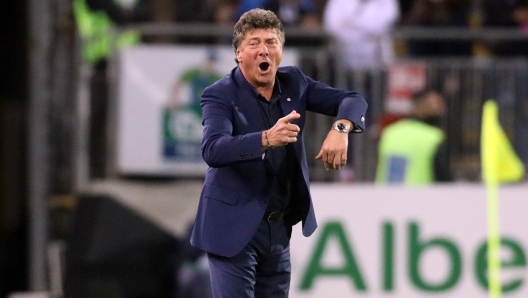 CAGLIARI, ITALY - OCTOBER 27:Walter Mazzarri of Cagliari reacts during the Serie A match between Cagliari Calcio and AS Roma at Sardegna Arena on October 27, 2021 in Cagliari, Italy. (Photo by Enrico Locci/Getty Images)