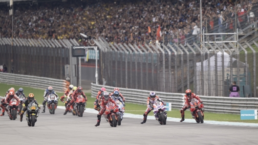 KUALA LUMPUR, MALAYSIA - NOVEMBER 12: The MotoGP riders start from the grid and head down the main straight during the MotoGP race during the MotoGP of Malaysia - Race at Sepang Circuit on November 12, 2023 in Kuala Lumpur, Malaysia. (Photo by Mirco Lazzari gp/Getty Images)