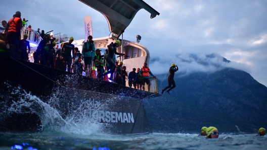 Il tuffo nelle gelide acque del Norseman