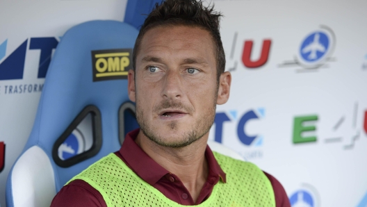 L'attaccante della Roma Francesco Totti in panchina durante la partita Roma-Fiorentina allo stadio Olimpico di Roma, 30 Agosto 2014
ANSA/LUCIANO ROSSI/AS ROMA