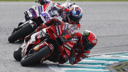 epa10971183 Italian MotoGP rider Francesco Bagnaia (front) of Ducati Lenovo Team and Spanish MotoGP rider Jorge Martin (back) of Prima Pramac Racing in action during the Malaysia Motorcycling Grand Prix 2023 in Petronas Sepang International Circuit, Malaysia, 12 November 2023.  EPA/FAZRY ISMAIL