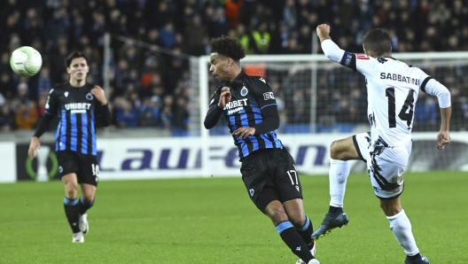 Lugano's Jonathan Sabbatini, right, is challenged by Brugge's Tajon Buchanan, center, during the Europa Conference League Group D soccer match between Club Brugge and Lugano at the Jan Breydel Stadium in Bruges, Belgium, Thursday, Nov. 9, 2023. (AP Photo/Frederic Sierakowski)