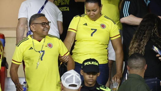 epa10979973 Recently released after being held hostage by the National Liberation Army (ELN) for more than a week, Luis Manuel Diaz (L) and his wife Cilenis Marulanda, parents of Colombia's player Luis DÃ­az, attend a FIFA 2026 World Cup qualifiers soccer match between Colombia and Brazil in Barranquilla, Colombia, 16 November 2023.  EPA/MAURICIO DUENAS CASTANEDA