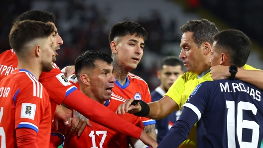 SANTIAGO, CHILE - NOVEMBER 16: Referee Fernando Rapallini argues with Gary Medel of Chile and Matias Rojas of Paraguay during a FIFA World Cup 2026 Qualifier match between Chile and Paraguay at Estadio Monumental David Arellano on November 16, 2023 in Santiago, Chile. (Photo by Marcelo Hernandez/Getty Images)