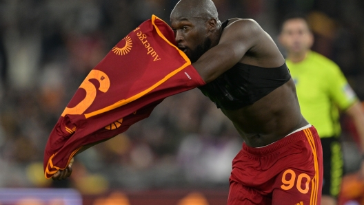 Foto Alfredo Falcone/LaPresse 05 Novembre 2023 - Roma, Italia - sport, calcio - Roma vs Lecce - Campionato italiano di calcio Serie A TIM 2023/2024 - Stadio Olimpico di Roma.  Nella foto: esultanza Romelu Lukaku (AS Roma)  Foto Alfredo Falcone/LaPresse November 05, 2023 Rome, Italy - sport, soccer - Roma vs Lecce - Italian Serie A Football Championship 2023/2024 - Olimpic Stadium în Rome.  In the pic: Romelu Lukaku (AS Roma) celebrates