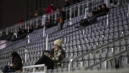 epa10980856 Spectator in the stands prior to a practice session for the Formula 1 Las Vegas Grand Prix, in Las Vegas, USA, 17 November 2023.  EPA/ETIENNE LAURENT