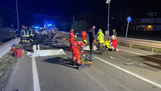 Due morti, tre feriti di cui uno grave e l'autista di un furgone che scappa senza prestare i soccorsi. È il tragico bilancio di un incidente avvenuto poco dopo le 18,30 a Caprara di Campegine, sulla Sp111, nella val d'Enza in provincia di Reggio Emilia, 17 novembre 2023. Stando alle prime ricostruzioni dei Carabinieri, un camioncino ha perso il carico di impalcature che trasportava e che è andato a finire in strada, colpendo diverse auto. In una di queste vi erano due persone, entrambe decedute sul colpo. Sono in corso le ricerche del conducente fuggito.    NPK   Carabinieri +++ATTENZIONE LA FOTO NON PUO' ESSERE PUBBLICATA O RIPRODOTTA SENZA L'AUTORIZZAZIONE DELLA FONTE DI ORIGINE CUI SI RINVIA+++   +++NO SALES; NO ARCHIVE; EDITORIAL USE ONLY+++