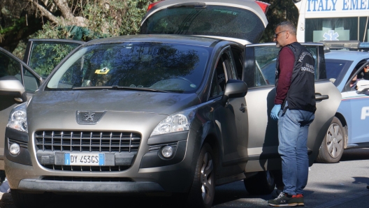 Le forze dell'ordine compiono rilevamenti sul luogo dell'agguato in cui è stata uccisa a colpi d'arma da fuoco Francesca Romeo, medico di 67 anni, in servizio alla guardia medica di Santa Cristina in Aspromonte, nel Reggino, 18 novembre 2023.   ANSA / Marco Costantino