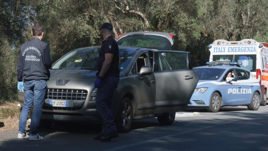 Le forze dell'ordine compiono rilevamenti sul luogo dell'agguato in cui è stata uccisa a colpi d'arma da fuoco Francesca Romeo, medico di 67 anni, in servizio alla guardia medica di Santa Cristina in Aspromonte, nel Reggino, 18 novembre 2023.   ANSA / Marco Costantino