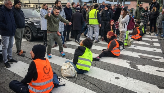 Attivisti di Ultima Generazione bloccano il traffico in entrata a Milano in piazza Bologna, Milano, 13 novembre 2023. ANSA/MATTEO CORNER