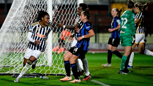 BIELLA, ITALY - NOVEMBER 19: Lindsey Thomas of Juventus Women celebrates 3-0 goal during the Serie A match between Juventus and Inter at Stadio Comunale Vittorio Pozzo Lamarmora on November 19, 2023 in Biella, Italy. (Photo by Daniele Badolato - Juventus FC/Juventus FC via Getty Images)