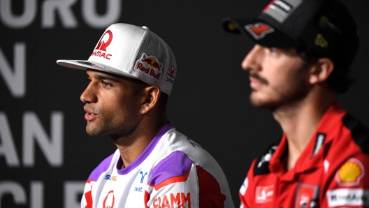 Prima Pramac Racings Spanish rider Jorge Martin (L) and Ducati Italian rider Francesco Bagnaia attend a press conference ahead of the MotoGP Australian Grand Prix at Phillip Island on October 19, 2023. (Photo by Paul CROCK / AFP) / -- IMAGE RESTRICTED TO EDITORIAL USE - STRICTLY NO COMMERCIAL USE --