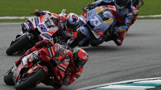 Ducati Lenovo Team's Italian rider Francesco Bagnaia (L) rides in front of Prima Pramac's Spanish rider Jorge Martin (top L) and Gresini Racing MotoGP's Spanish rider Alex Marquez (top) in the Tissot Sprint race during the MotoGP Malaysian Grand Prix at the Sepang International Circuit in Sepang on November 11, 2023. (Photo by MOHD RASFAN / AFP)