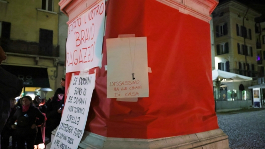 Un momento della manifestazione contro i femminicidi a Brescia, 19 novembre 2023. ANSA/FILIPPO VENEZIA (femminicidio, chiavi, casa, marito, generica e simbolica)