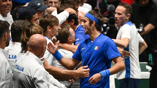 Foto Massimo Paolone/LaPresse 14 Settembre 2023 - Bologna, Italia - sport, tennis - Italia vs Cile - Lorenzo Sonego/Lorenzo Musetti (ITA) v Tomas Barrios Vera/Alejandro Tabilo (CHI) - Coppa Davis 2023 - Unipol Arena. Nella foto: Lorenzo Sonego e Lorenzo Musetti esultano per la vittoria con Filippo Volandri e con tutta la squadra  September 14, 2023 Bologna, Italy - sport, tennis - Italy vs Chile - Lorenzo Sonego/Lorenzo Musetti (ITA) v Tomas Barrios Vera/Alejandro Tabilo (CHI) - Davis Cup 2023 - Unipol Arena. In the pic: Lorenzo Sonego and Lorenzo Musetti celebrate for the victory with Filippo Volandri and the team