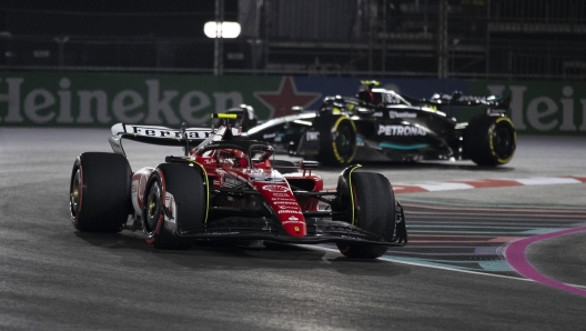 epa10980820 Scuderia Ferrari driver Carlos Sainz Jr. of Spain (front) and Mercedes AMG Petronas driver Lewis Hamilton of Great Britain in action during a practice session for the Formula 1 Las Vegas Grand Prix, in Las Vegas, USA, 17 November 2023. The Formula 1 Las Vegas Grand Prix is held at the Las Vegas Strip Circuit on 18 November 2023.  EPA/ETIENNE LAURENT