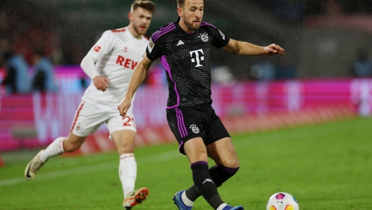 COLOGNE, GERMANY - NOVEMBER 24: Harry Kane of Bayern Munich controls the ball whilst under pressure from Jan Thielmann of 1.FC Köln during the Bundesliga match between 1. FC Köln and FC Bayern München at RheinEnergieStadion on November 24, 2023 in Cologne, Germany. (Photo by Dean Mouhtaropoulos/Getty Images)