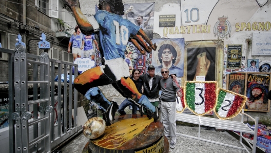 La statua  ' De-ja-vu "  dedicata a Diego Armando Maradona, realizzarla Salvador Gaudenti, artista di origine argentina residente in Calabria che, tifosissimo del Napoli, inaugurata nello slargo dei Quartieri Spagnoli divenuto di fatto il 'santuario' laico del Pibe de Oro a Napoli. 10 maggio 2023
ANSA / CIRO FUSCO