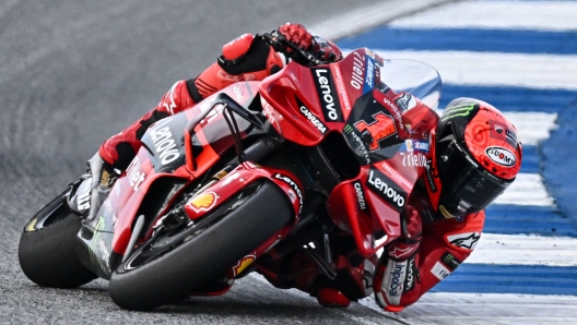 TOPSHOT - Ducati Lenovo Team's Italian rider Francesco Bagnaia competes during the MotoGP Thailand Grand Prix at the Buriram International Circuit in Buriram on October 29, 2023. (Photo by Lillian SUWANRUMPHA / AFP)