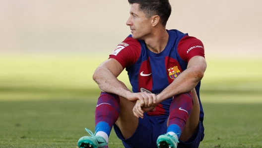 Barcelona's Polish forward #09 Robert Lewandowski looks on during the Spanish league football match between Rayo Vallecano de Madrid and FC Barcelona on November 25, 2023. (Photo by OSCAR DEL POZO / AFP)