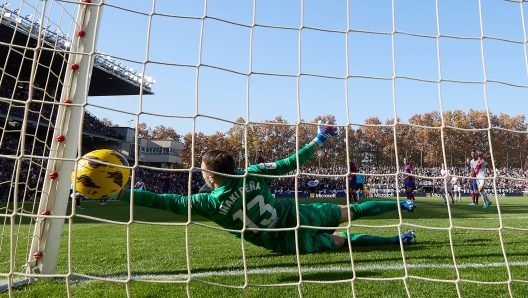 MADRID, SPAIN - NOVEMBER 25: Inaki Pena of FC Barcelona fails to save a shot from Unai Lopez of Rayo Vallecano (not pictured) which leads to Rayo Vallecano's first goal during the LaLiga EA Sports match between Rayo Vallecano and FC Barcelona at Estadio de Vallecas on November 25, 2023 in Madrid, Spain. (Photo by Angel Martinez/Getty Images)