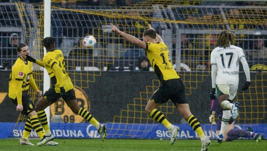 Dortmund's Jamie Bynoe-Gittens, second left, scores his side's third goal during the German Bundesliga soccer match between Borussia Dortmund and Borussia Moenchengladbach in Dortmund, Germany, Saturday, Nov. 25, 2023. (Bernd Thissen/dpa via AP)