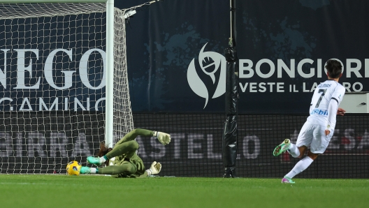 Napoli's Eljif Elmas scores the goal 1-2 during the Italian Serie A soccer match Atalanta BC vs SSC Napoli at Gewiss Stadium in Bergamo, Italy, 25 November 2023. ANSA/MICHELE MARAVIGLIA