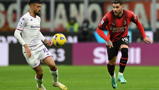 MILAN, ITALY - NOVEMBER 25:  Theo Hernandez of AC Milan competes for the ball with Nicolas Gonzalez of ACF Fiorentina during the Serie A TIM match between AC Milan and ACF Fiorentina at Stadio Giuseppe Meazza on November 25, 2023 in Milan, Italy. (Photo by Claudio Villa/AC Milan via Getty Images)