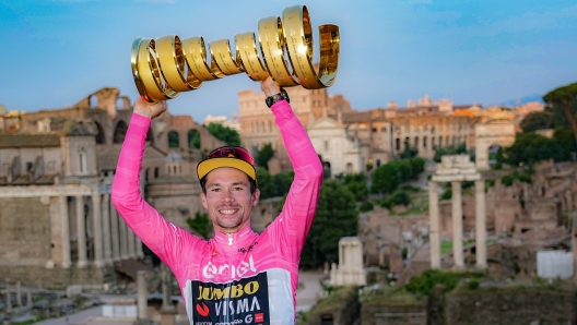 Foto Gian Mattia D\'Alberto/LaPresse 28 Maggio 2023 Roma, Italia - Sport Ciclismo - Giro dItalia 2023 - Edizione 106 - Tappa 21 - da Roma a Roma. Nella foto: ROGLIC Primoz (SLO) JUMBO-VISMA (NED) maglia rosa vince il Giro dItalia 2023

May 28, 2023 Roma, Italy - Sport Cycling - Giro dItalia 2023 - 106th Edition - Stage 21 - From Roma to Roma. In the pic: ROGLIC Primoz (SLO) JUMBO-VISMA (NED) pink jersey wins the Giro d\'Italia 2023