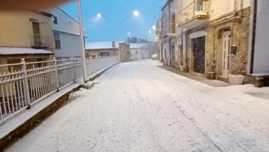 Prima neve in provincia di Foggia. Fiocchi bianchi sono caduti nel Subappennino dauno e nel Gargano. Nevica a Monteleone di Puglia, a Sant'Agata e ad Alberona. Al momento non si registrano particolari difficoltà, tranne ad Alberona dove ci sono disagi perché da qualche mese la provinciale 130 è impraticabile per un cedimento. Nel Gargano la neve è comparsa a San Marco in Lamis. ANSA