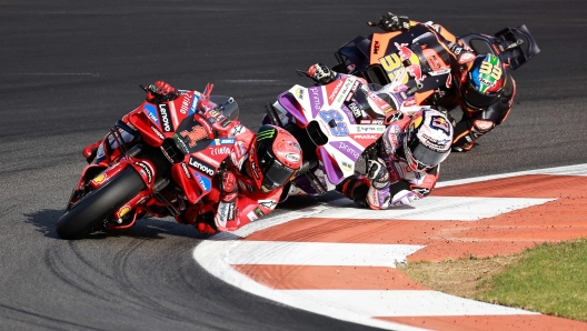 TOPSHOT - Ducati Italian rider Francesco Bagnaia (L), Ducati Spanish rider Jorge Martin and KTM South African rider Brad Binder compete in the MotoGP Valencia Grand Prix at the Ricardo Tormo racetrack in Cheste, on November 26, 2023. (Photo by JOSE JORDAN / AFP)