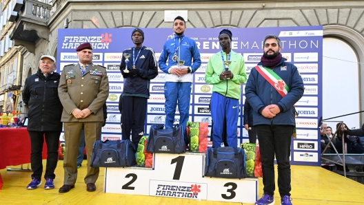 Dopo 20 anni l'Italia torna a vincere la Firenze Marathon, sul gradino più alto del podio della 39/a edizione il tricolore nazionale sventola grazie all'azzurro Said El Otmani con un tempo di 2h12'39". Dietro all'atleta dell'Esercito Italiano, piazza d'onore in 2h13'50" per il keniano Edward Kipleting; mentre completa il podio l'altro keniano Hillry Biwott Chemweno in 2h15'05". ANSA/ COMUNE FIRENZE ++HO - NO SALES EDITORIAL USE ONLY++